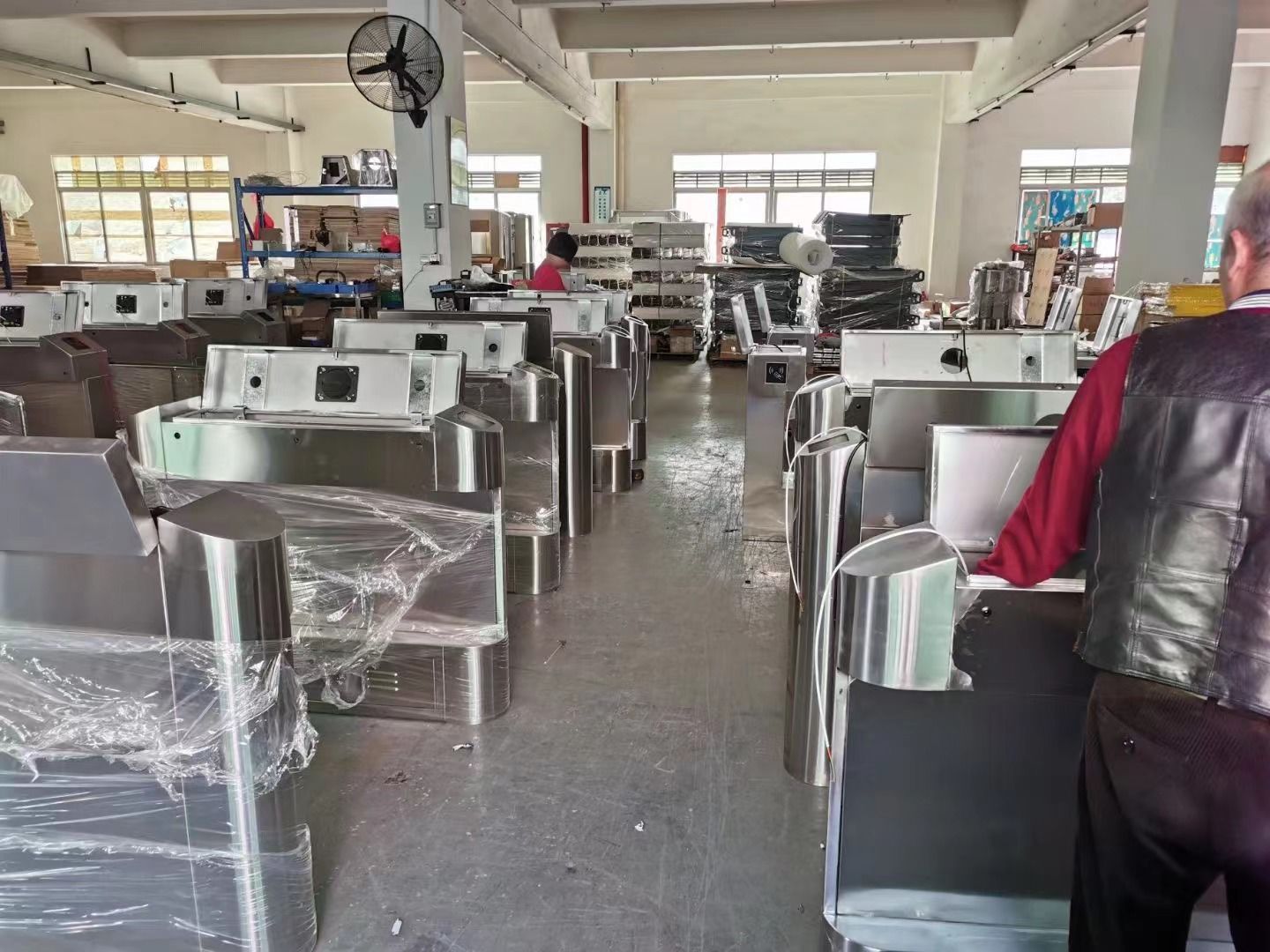 المكونات الإلكترونية الداخلية والأجهزة الاستشعارية لنظام حاجز الباب الدوار Baroxon
