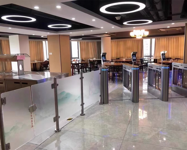 باب متأرجح مع جهاز قراءة بيومترية لمطبخ الشركة في الأردن