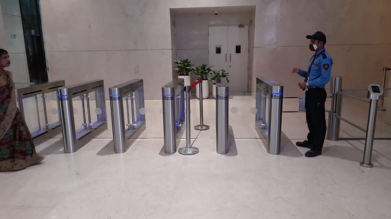تركيب وصول المشاة في المنطقة الصناعية